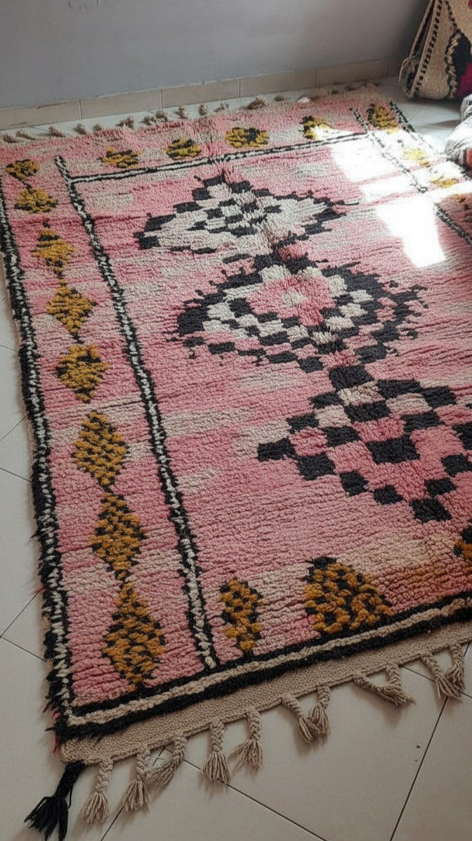 Vintage Handmade Moroccan Wool Rug – Pink Rug for bedroom with Minimalist Berber Rugs Design in Black & Yellow | 7.9 x 5.1 ft (2.42 x 1.56 m) | Boho Chic Bedroom & Living Room Carpet
