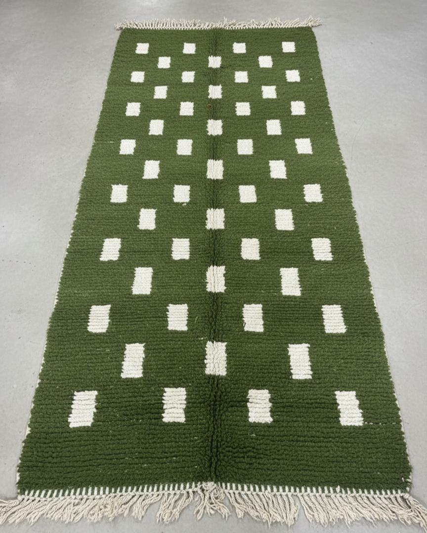 Handwoven Moroccan Berber Runner Rug – Green & White Geometric | 5’ × 15’ (150 × 457 cm) | Wool High-Pile Hallway Rug