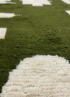 Handmade Moroccan Wool Rug – Green & White Abstract Berber Carpet (4.6 x 8 ft / 1.4 x 2.45 m) – Modern Boho Area Rug