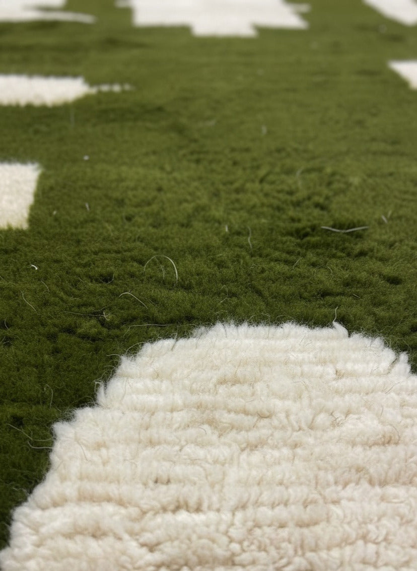 Handmade Moroccan Wool Rug – Green & White Abstract Berber Carpet (4.6 x 8 ft / 1.4 x 2.45 m) – Modern Boho Area Rug
