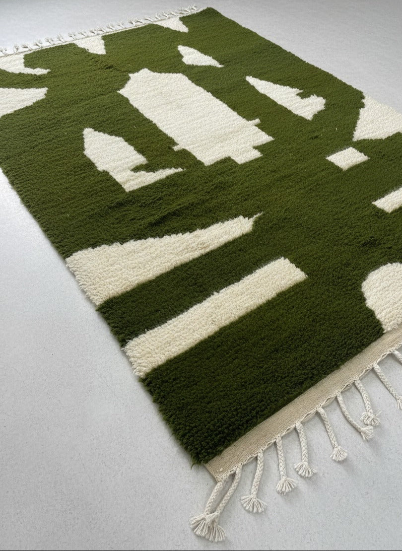 Handmade Moroccan Wool Rug – Green & White Abstract Berber Carpet (4.6 x 8 ft / 1.4 x 2.45 m) – Modern Boho Area Rug